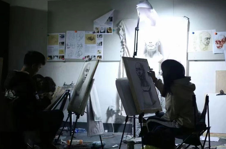 初中畢業(yè)想學(xué)畫(huà)畫(huà)去哪個(gè)學(xué)校好